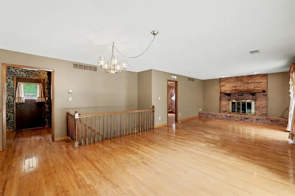 1322 N Lakeview Drive Derby KS 67037