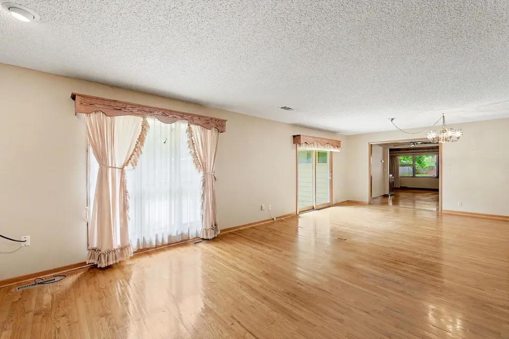 1322 N Lakeview Drive Derby KS 67037