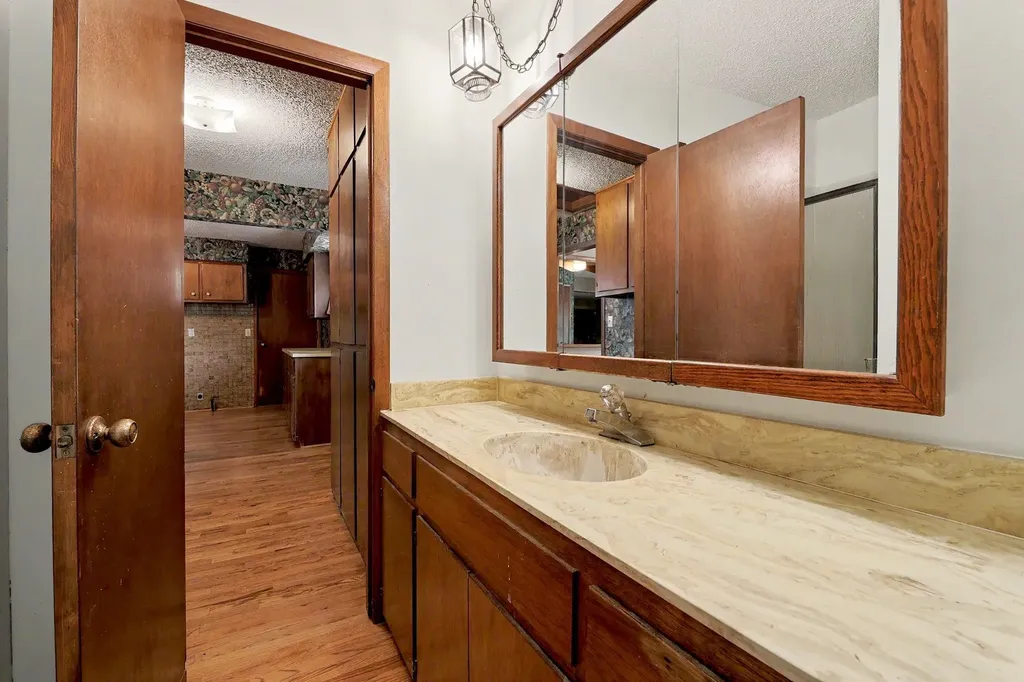 1322 N Lakeview Drive Derby KS 67037