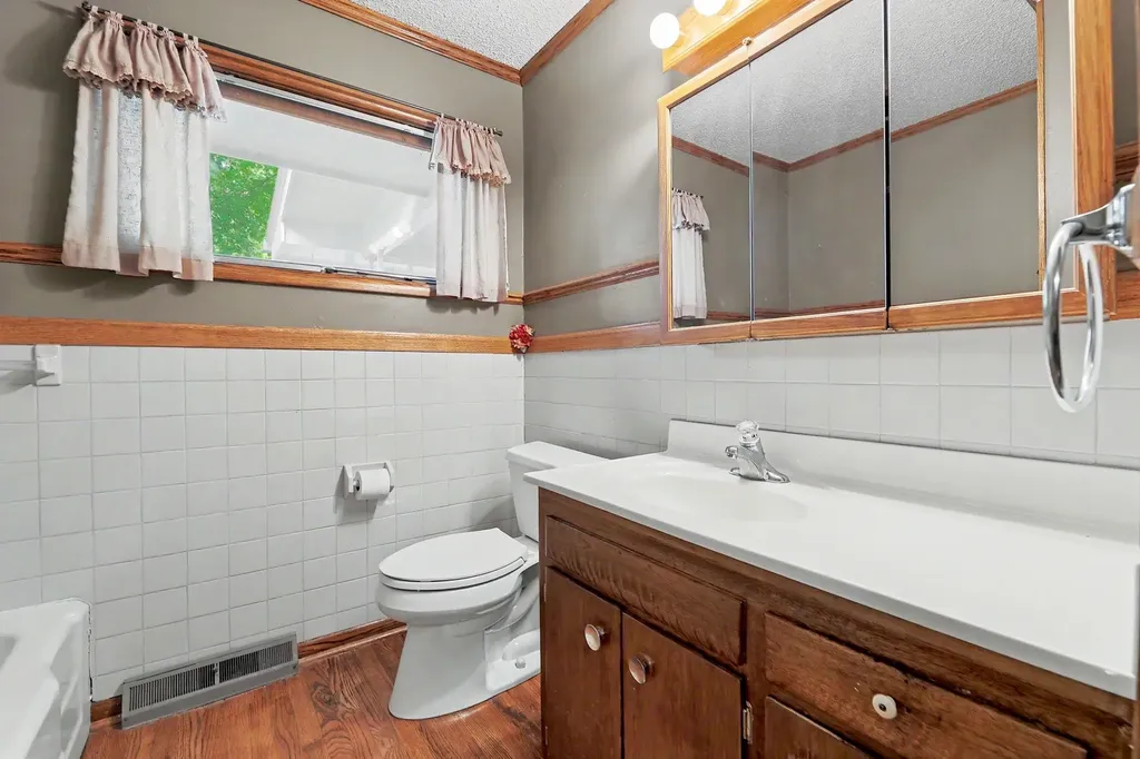 1322 N Lakeview Drive Derby KS 67037