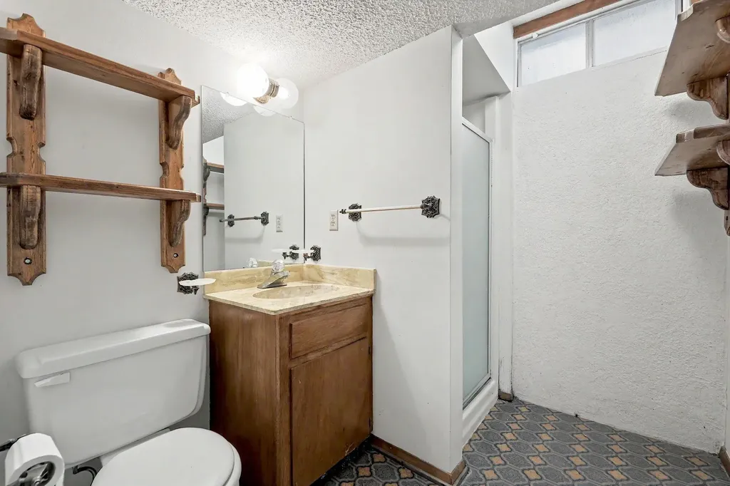 1322 N Lakeview Drive Derby KS 67037