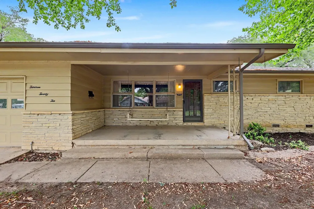 1322 N Lakeview Drive Derby KS 67037