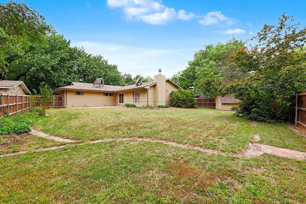 1322 N Lakeview Drive Derby KS 67037