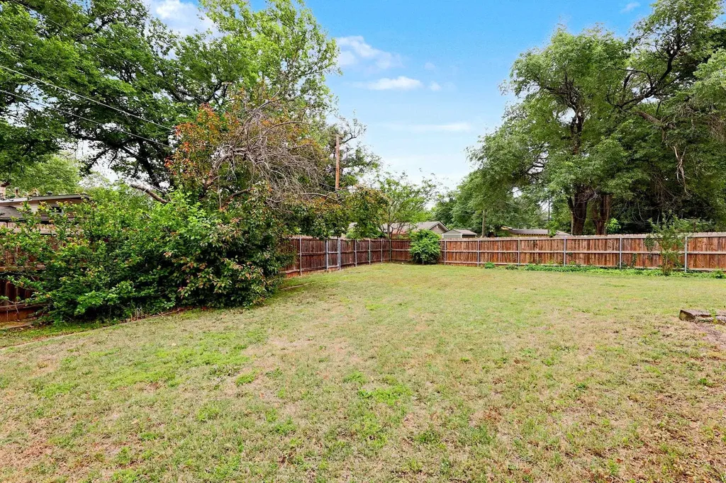 1322 N Lakeview Drive Derby KS 67037