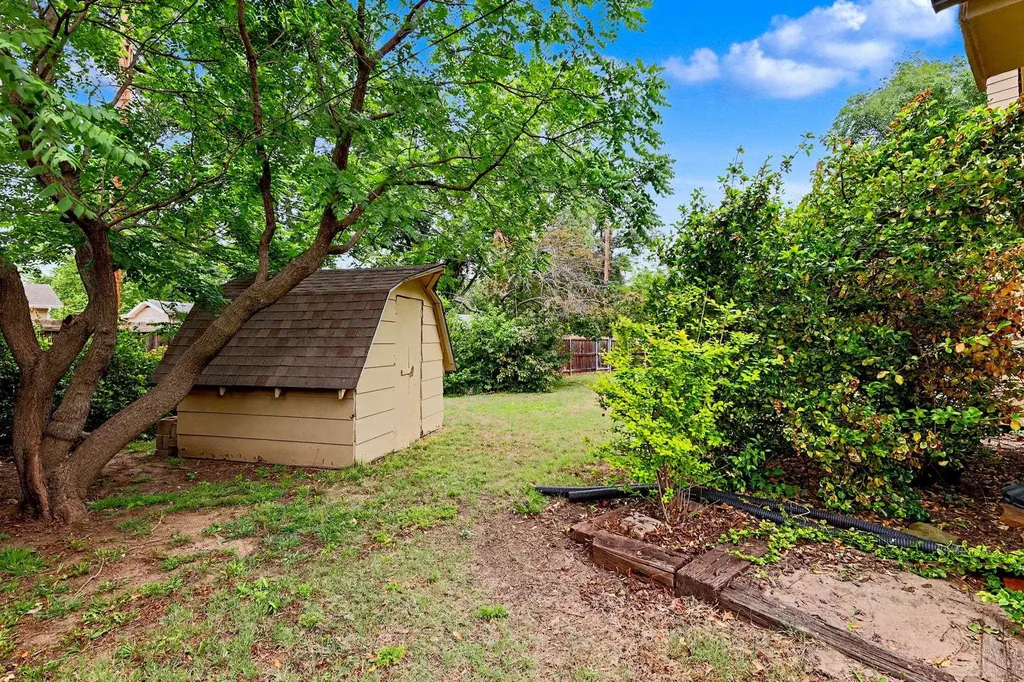 1322 N Lakeview Drive Derby KS 67037