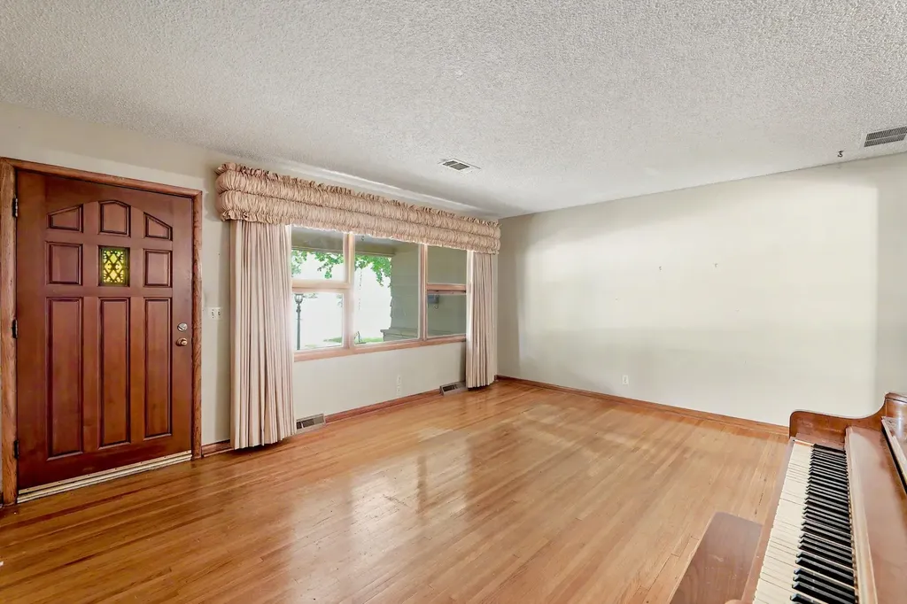 1322 N Lakeview Drive Derby KS 67037