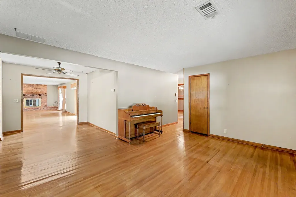 1322 N Lakeview Drive Derby KS 67037