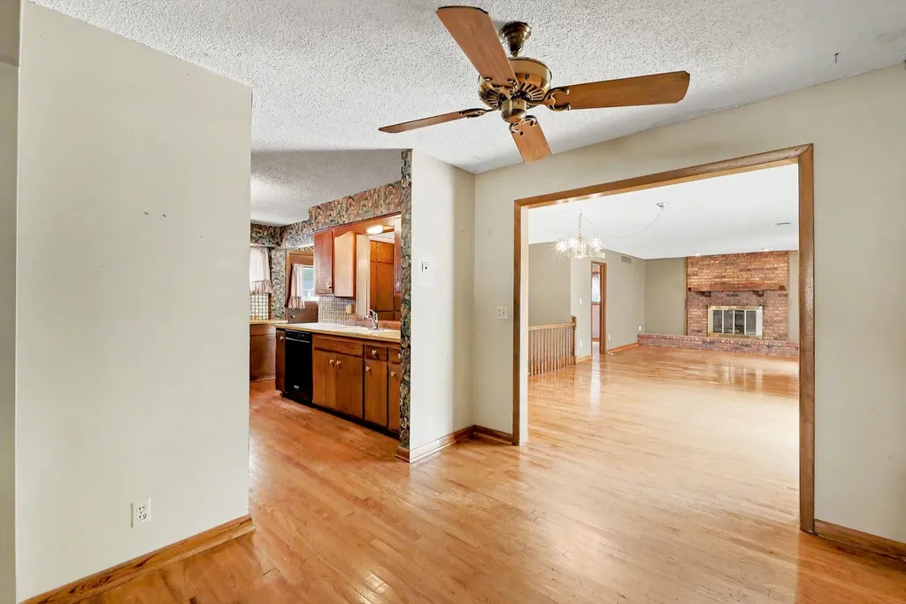 1322 N Lakeview Drive Derby KS 67037