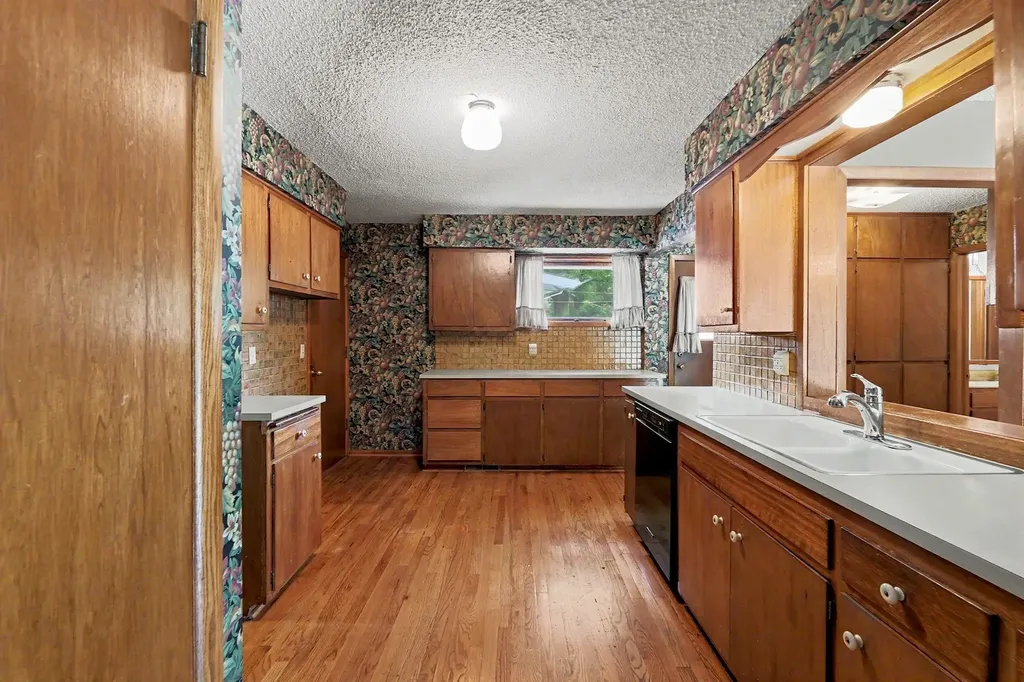 1322 N Lakeview Drive Derby KS 67037