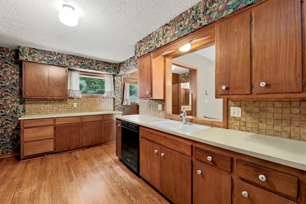 1322 N Lakeview Drive Derby KS 67037