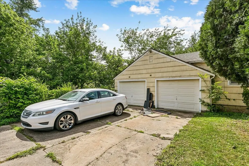 1056 N Parkwood Lane Wichita KS 67208