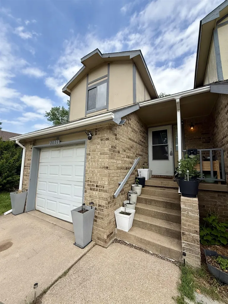 2022 N Old Manor Road Wichita KS 67208