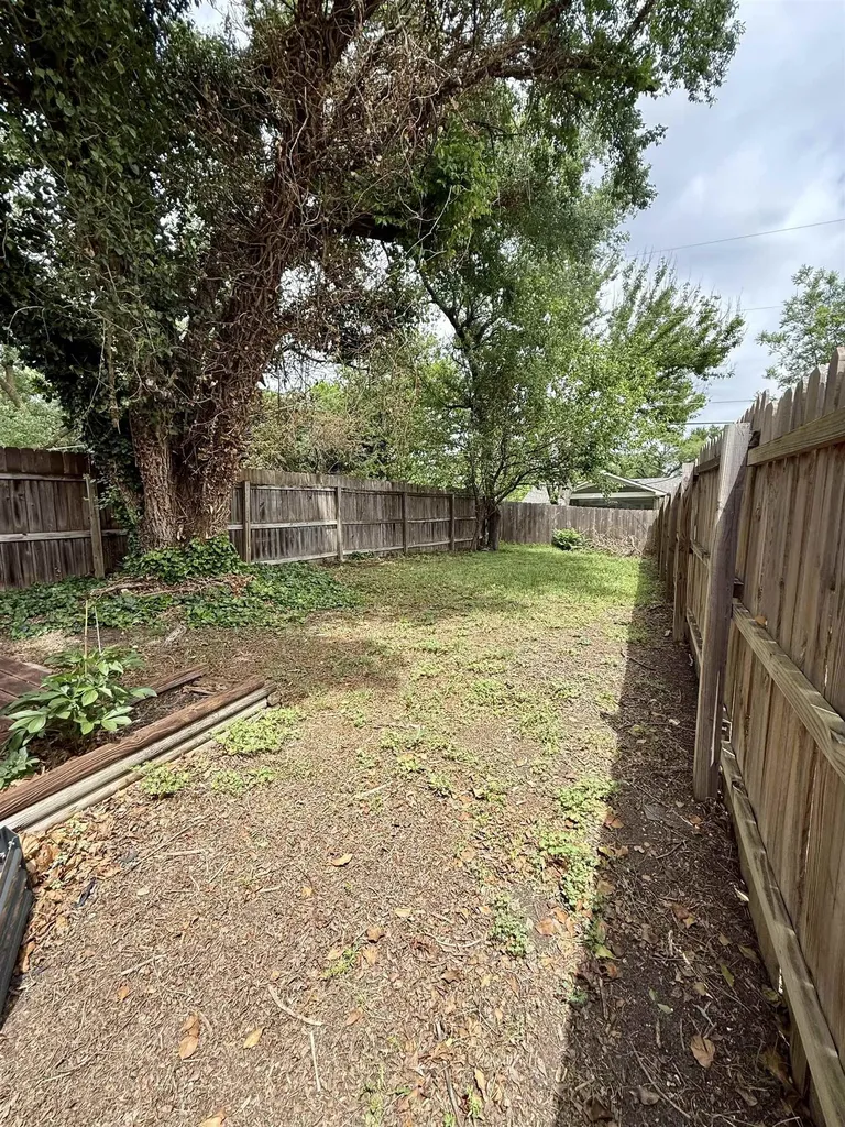 2022 N Old Manor Road Wichita KS 67208