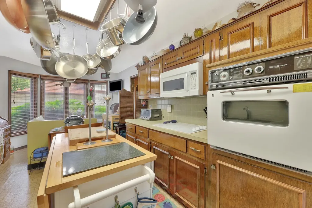 641 N Woodlawn Wichita KS 67208