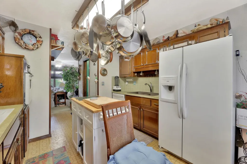 641 N Woodlawn Wichita KS 67208