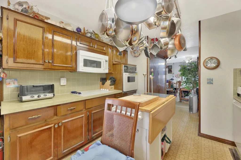 641 N Woodlawn Wichita KS 67208