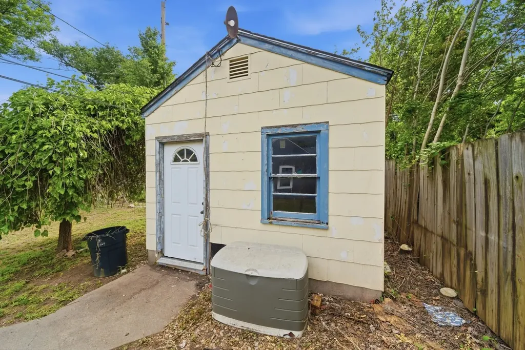 1612 N Cron Augusta KS 67010