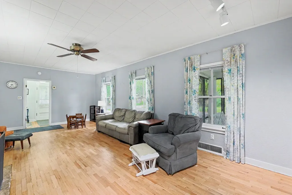 621 E 7th Newton KS 67114