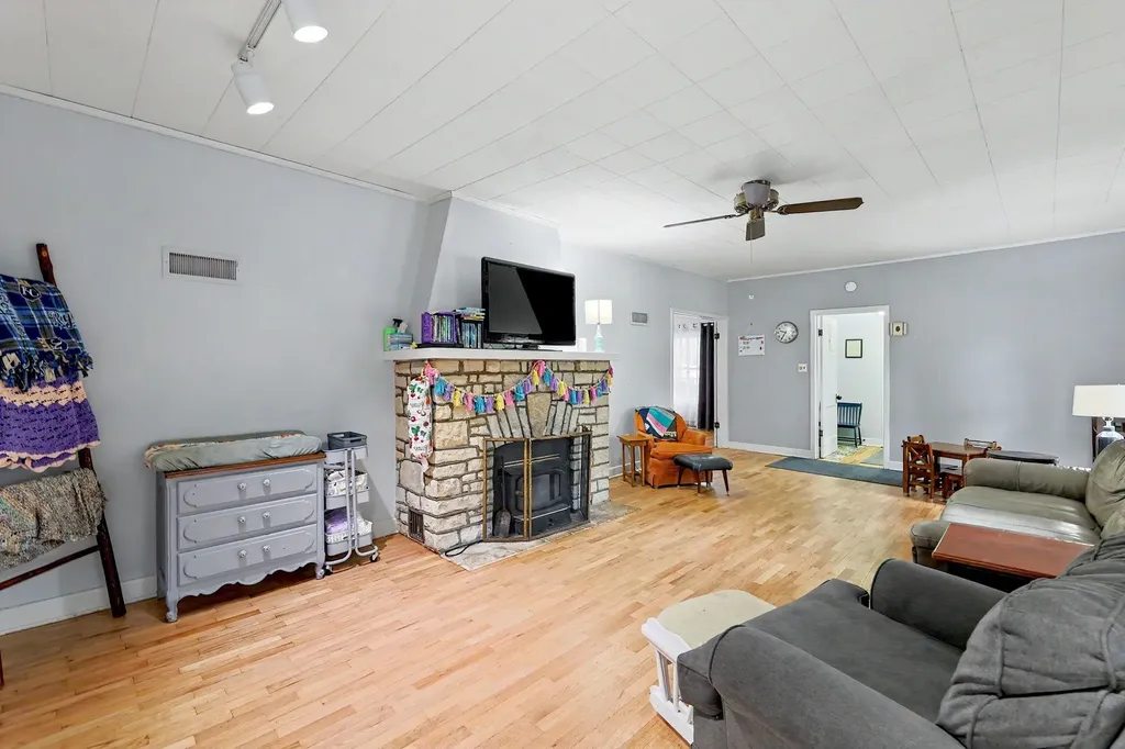 621 E 7th Newton KS 67114