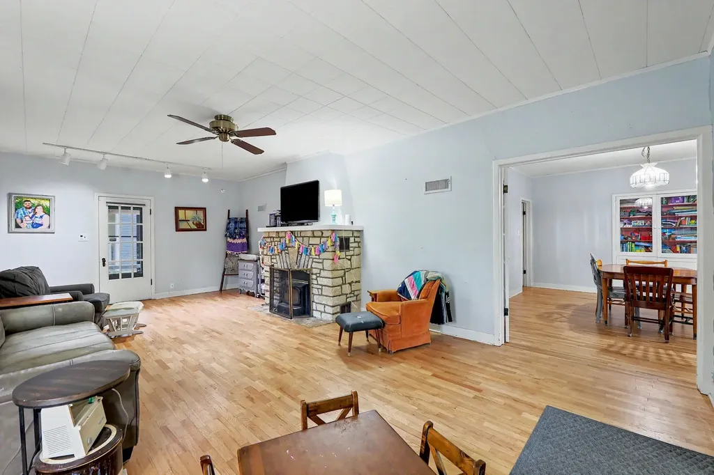 621 E 7th Newton KS 67114
