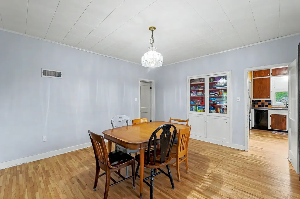621 E 7th Newton KS 67114