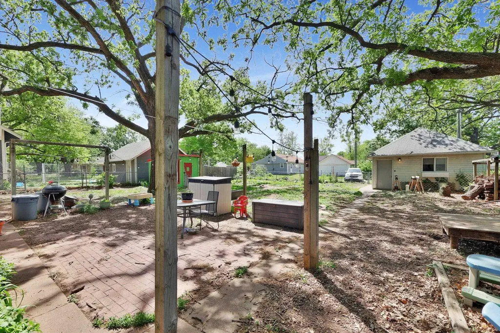 621 E 7th Newton KS 67114
