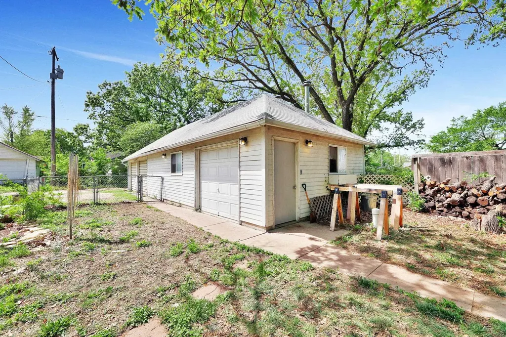 621 E 7th Newton KS 67114