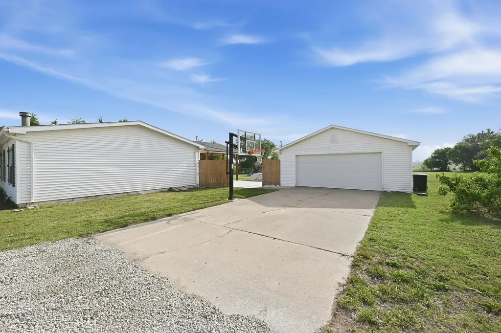 488 N Hydraulic Belle Plaine KS 67013