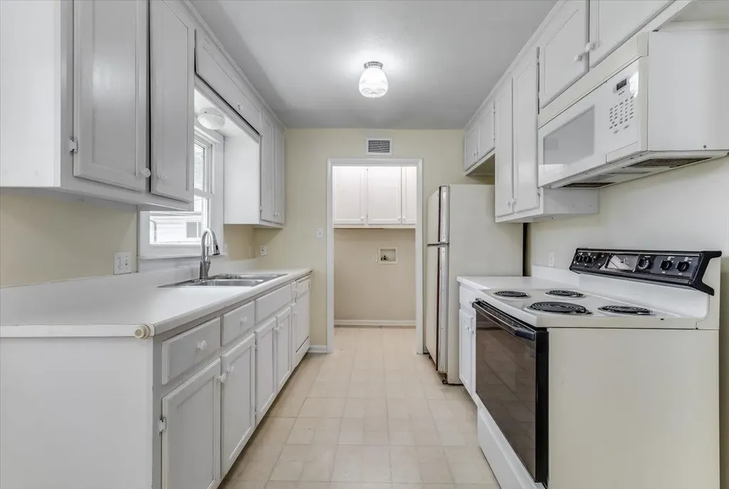 3368 S Vine Wichita KS 67217