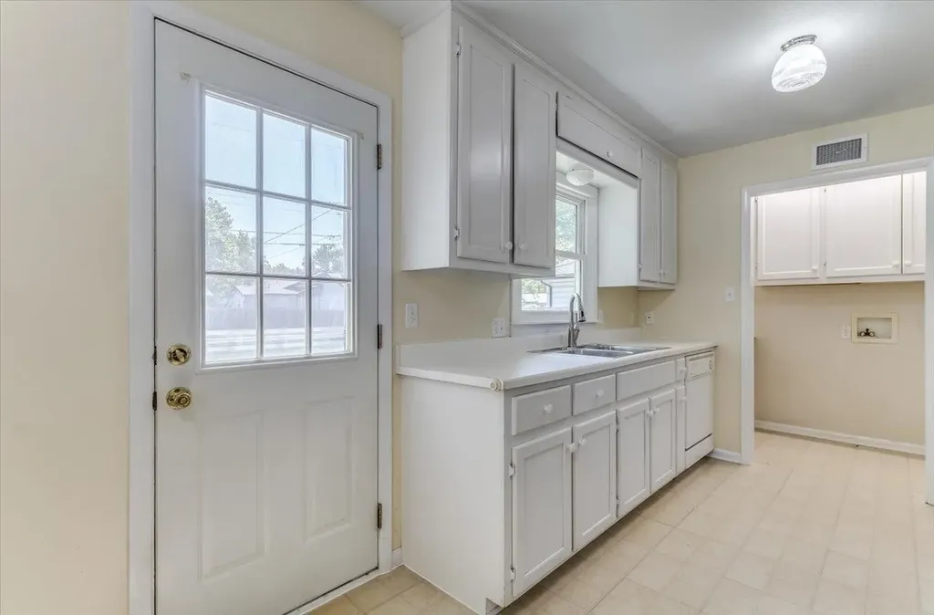3368 S Vine Wichita KS 67217