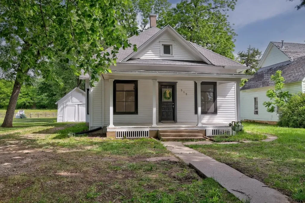 512 E 3rd Winfield KS 67156