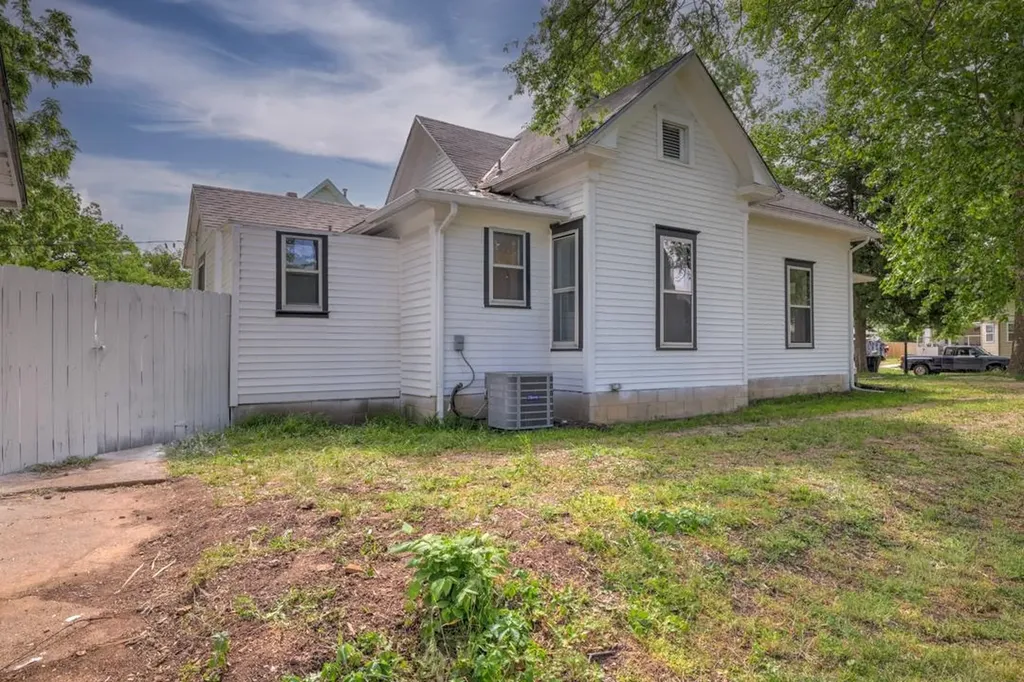 512 E 3rd Winfield KS 67156