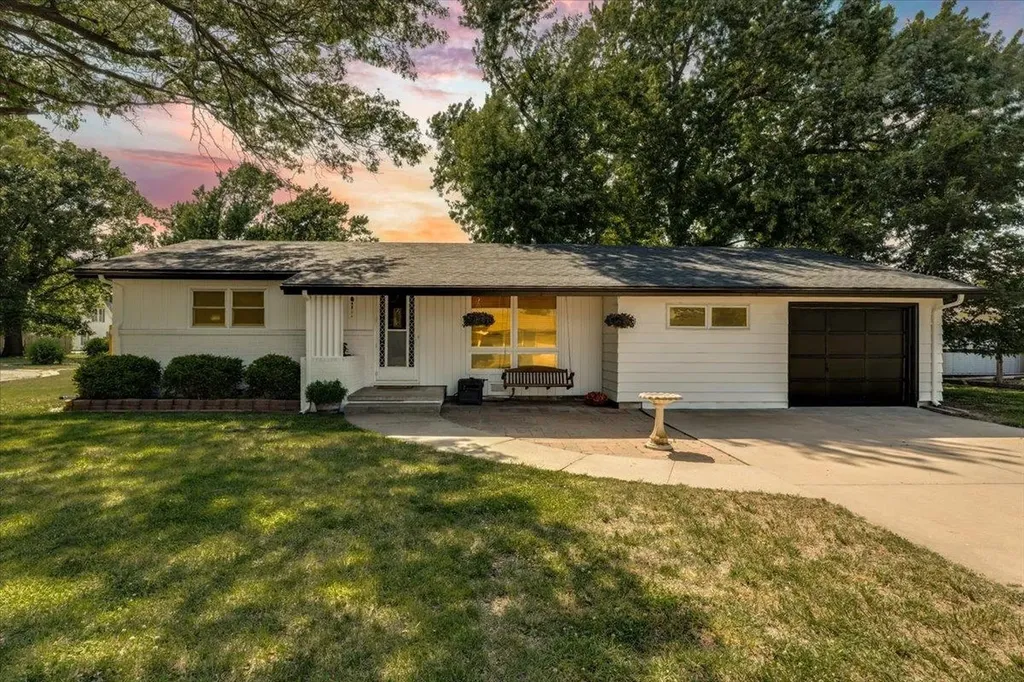 103 S Salina Haven KS 67543