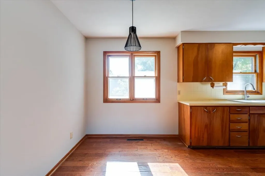 103 S Salina Haven KS 67543
