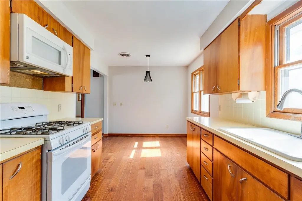 103 S Salina Haven KS 67543