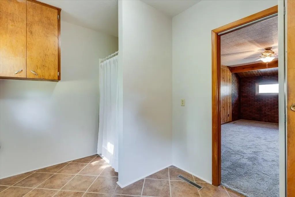103 S Salina Haven KS 67543