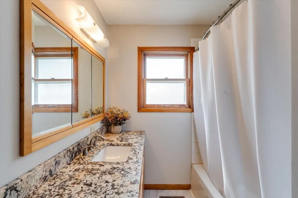103 S Salina Haven KS 67543