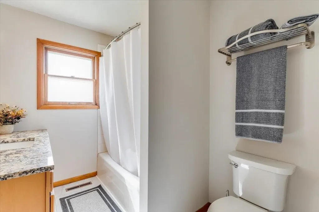 103 S Salina Haven KS 67543