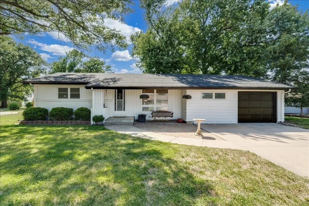 103 S Salina Haven KS 67543