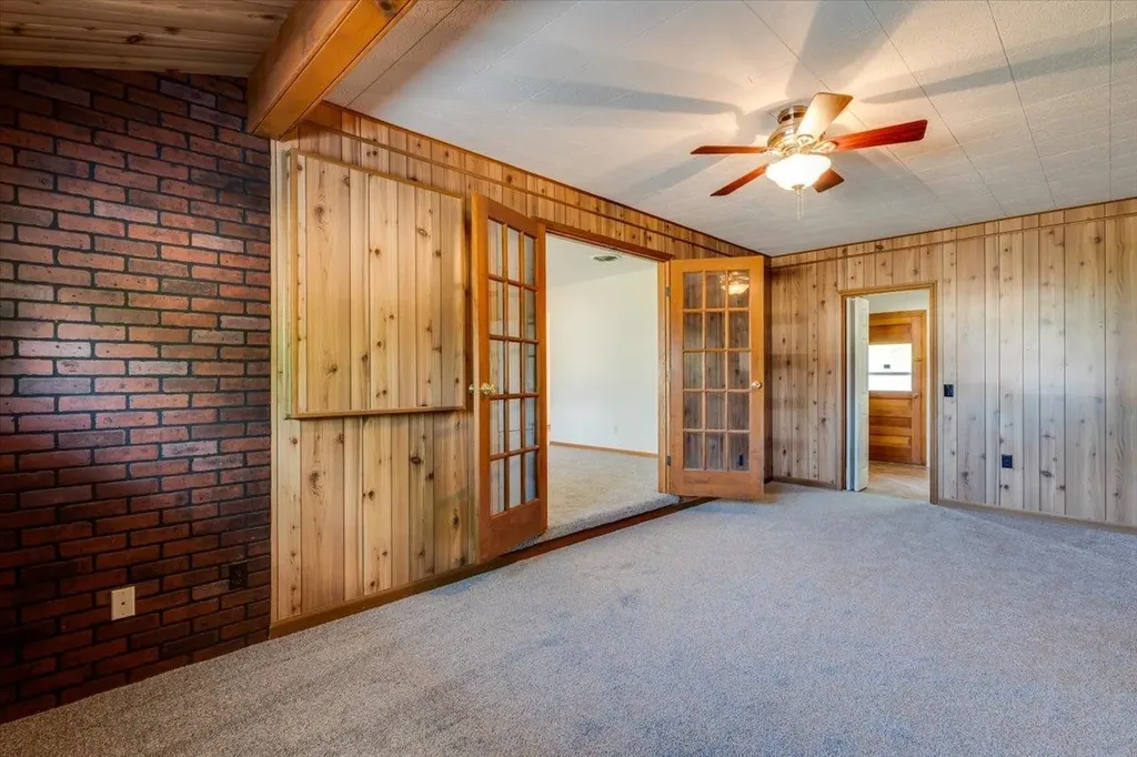 103 S Salina Haven KS 67543