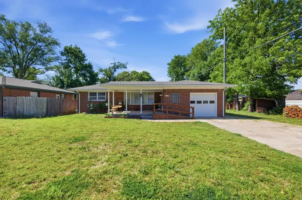419 E 9th Avenue Belle Plaine KS 67013
