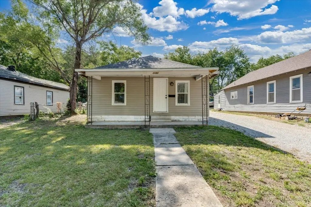 1121 N School Augusta KS 67010