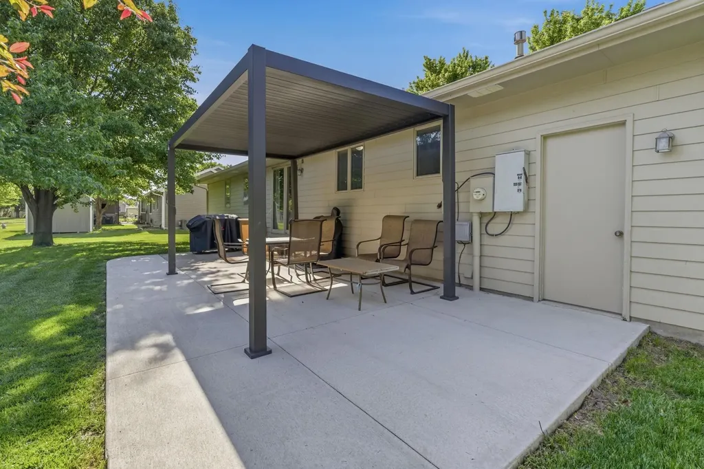 506 Wedgewood Court Hesston KS 67062