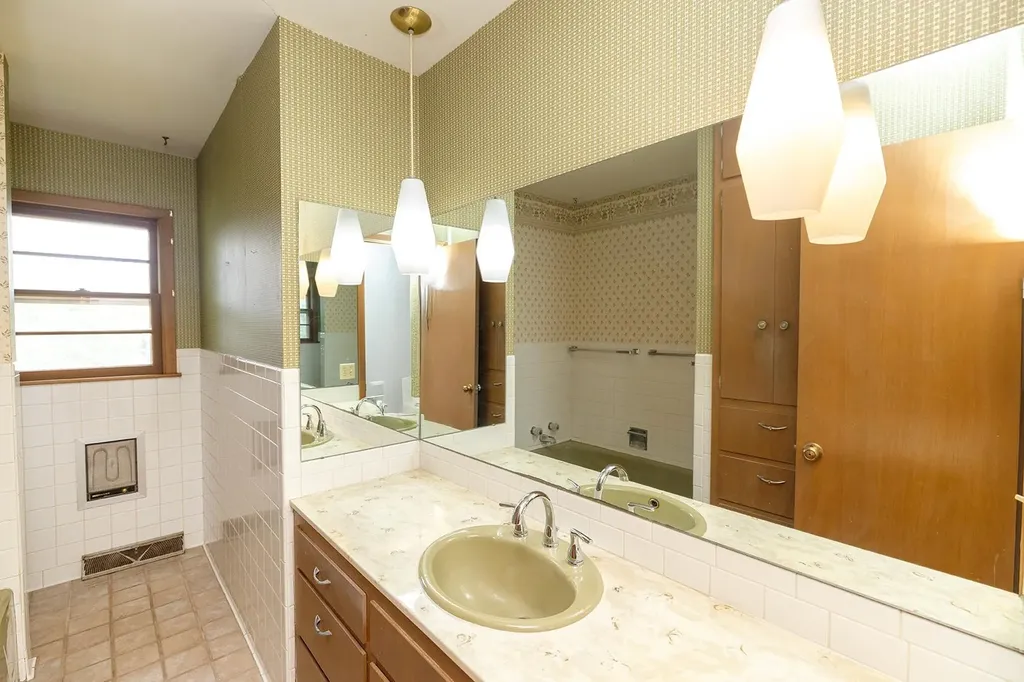 1933 S 127th Wichita KS 67207