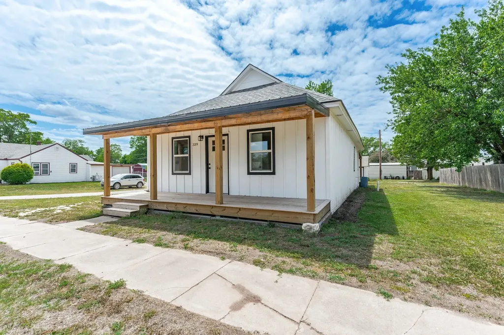 339 S Briarwood Street Norwich KS 67118