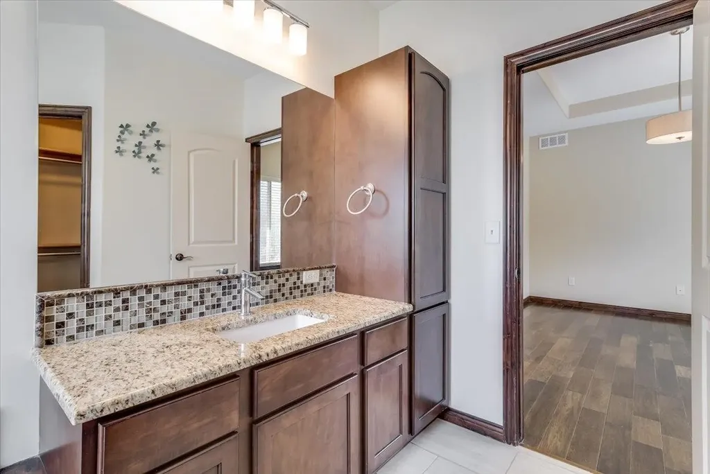 2726 N Woodridge Wichita KS 67226