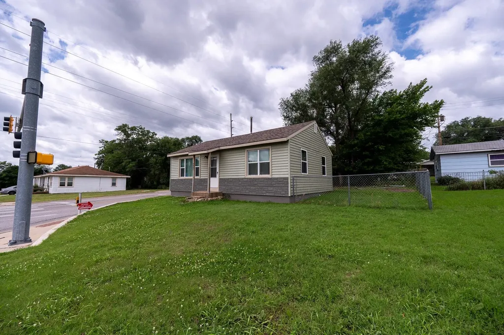 1501-1501 1/2 N Ohio Street Augusta KS 67010