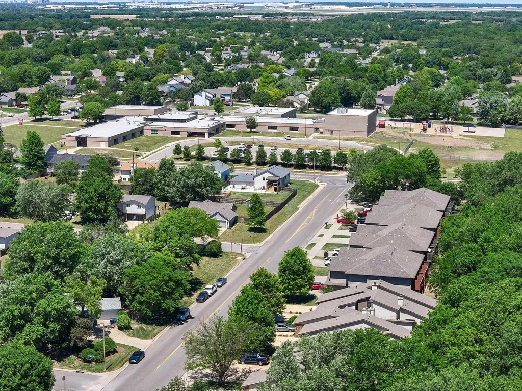 2014 N Woodlawn Boulevard Derby KS 67037-3129