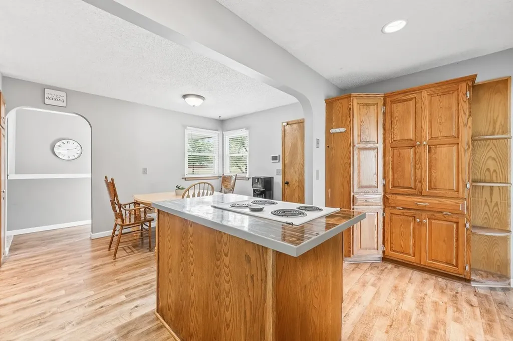 4317 N Gunnison Street Bel Aire KS 67220-3831