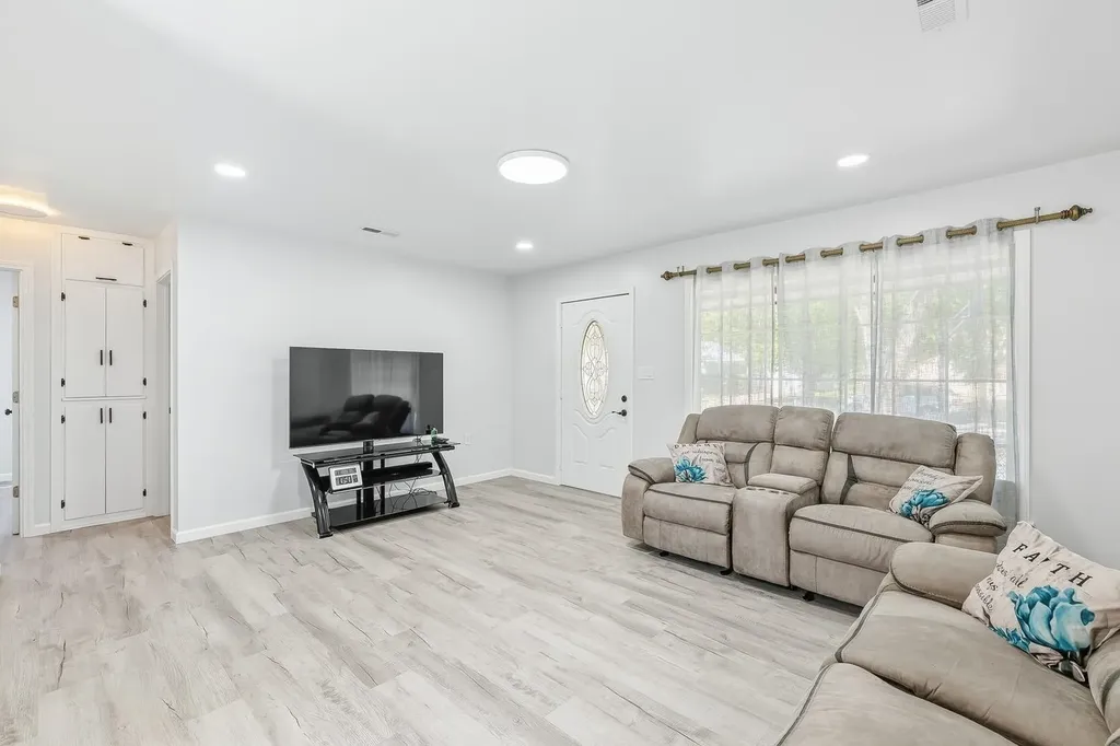 2038 S Poplar Street Wichita KS 67211
